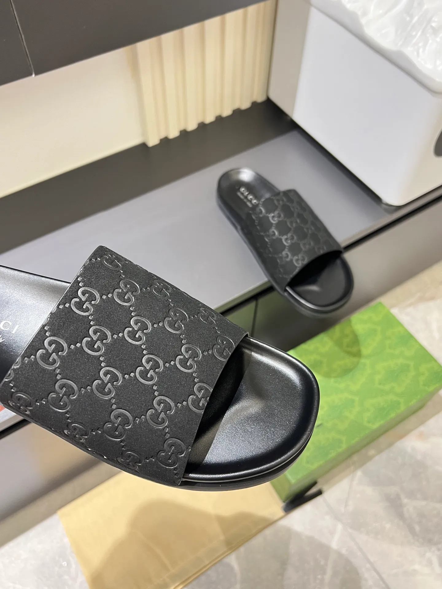 Men's Men's Shoes 💰p320 "GUCC＊" These slippers are made of GG polyester and feature a Gucci label on the front, adding a bold logo feel to the style. "Gucci Made in Italy" stamped label Rubber sole. Size 38-44